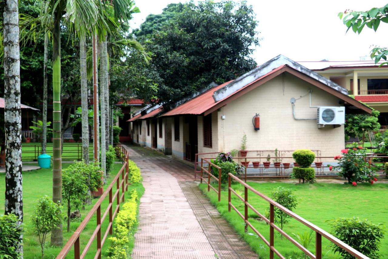 Hotel Wildlife Camp Sauraha Buitenkant foto
