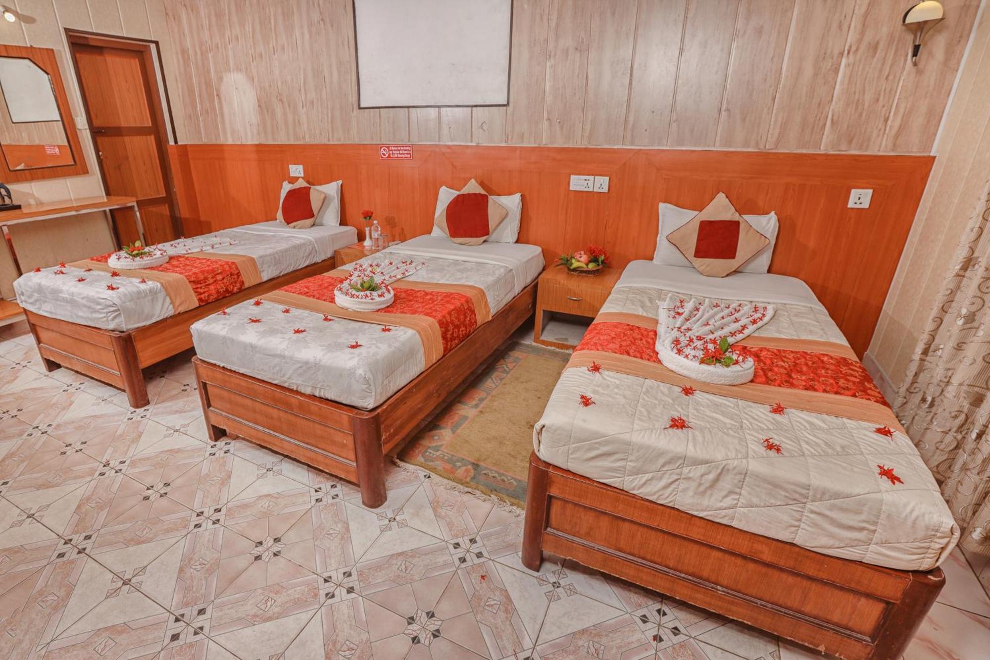 Hotel Wildlife Camp Sauraha Buitenkant foto