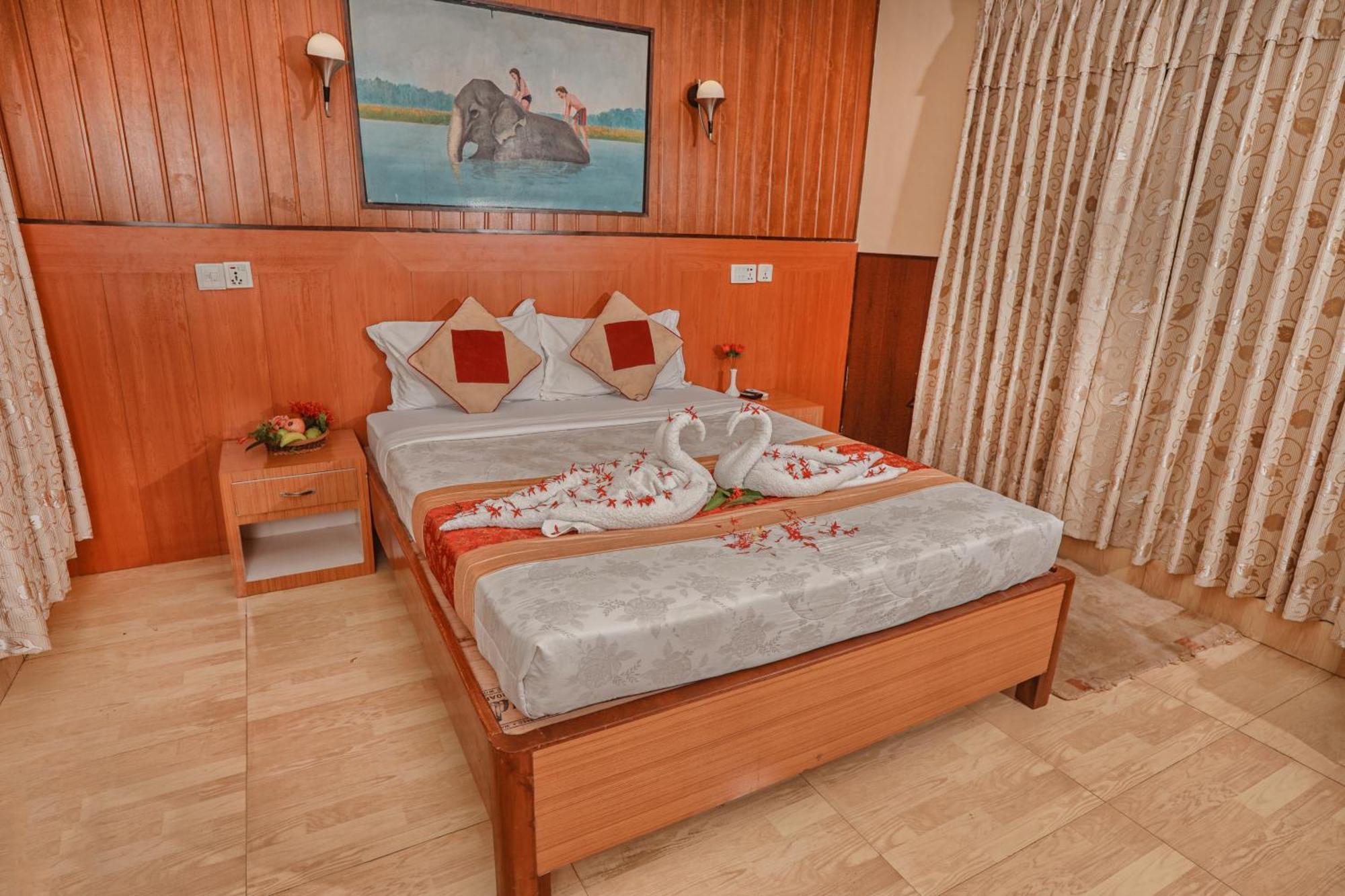 Hotel Wildlife Camp Sauraha Buitenkant foto
