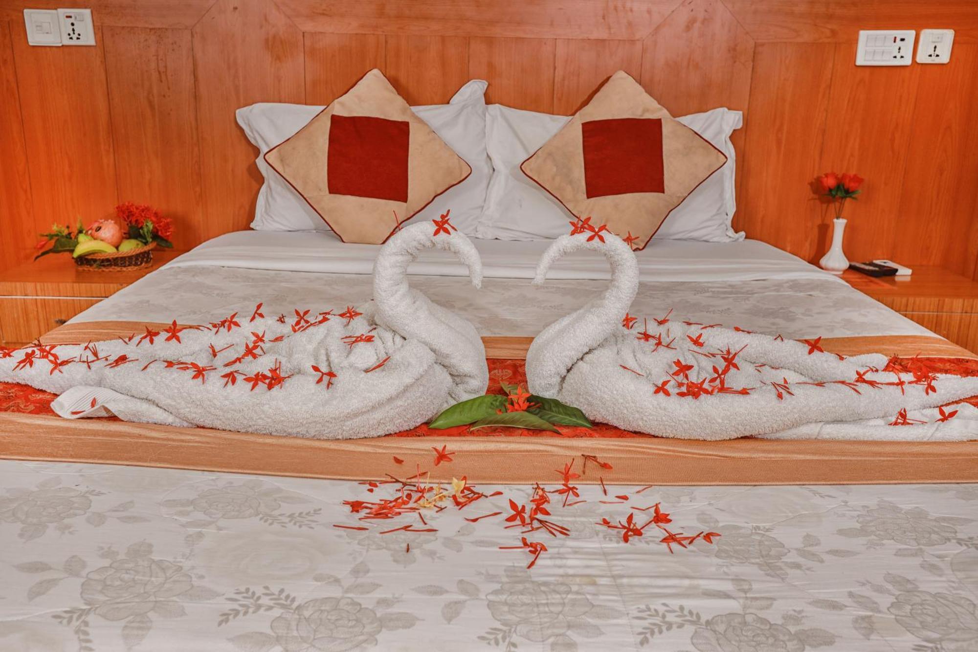 Hotel Wildlife Camp Sauraha Buitenkant foto