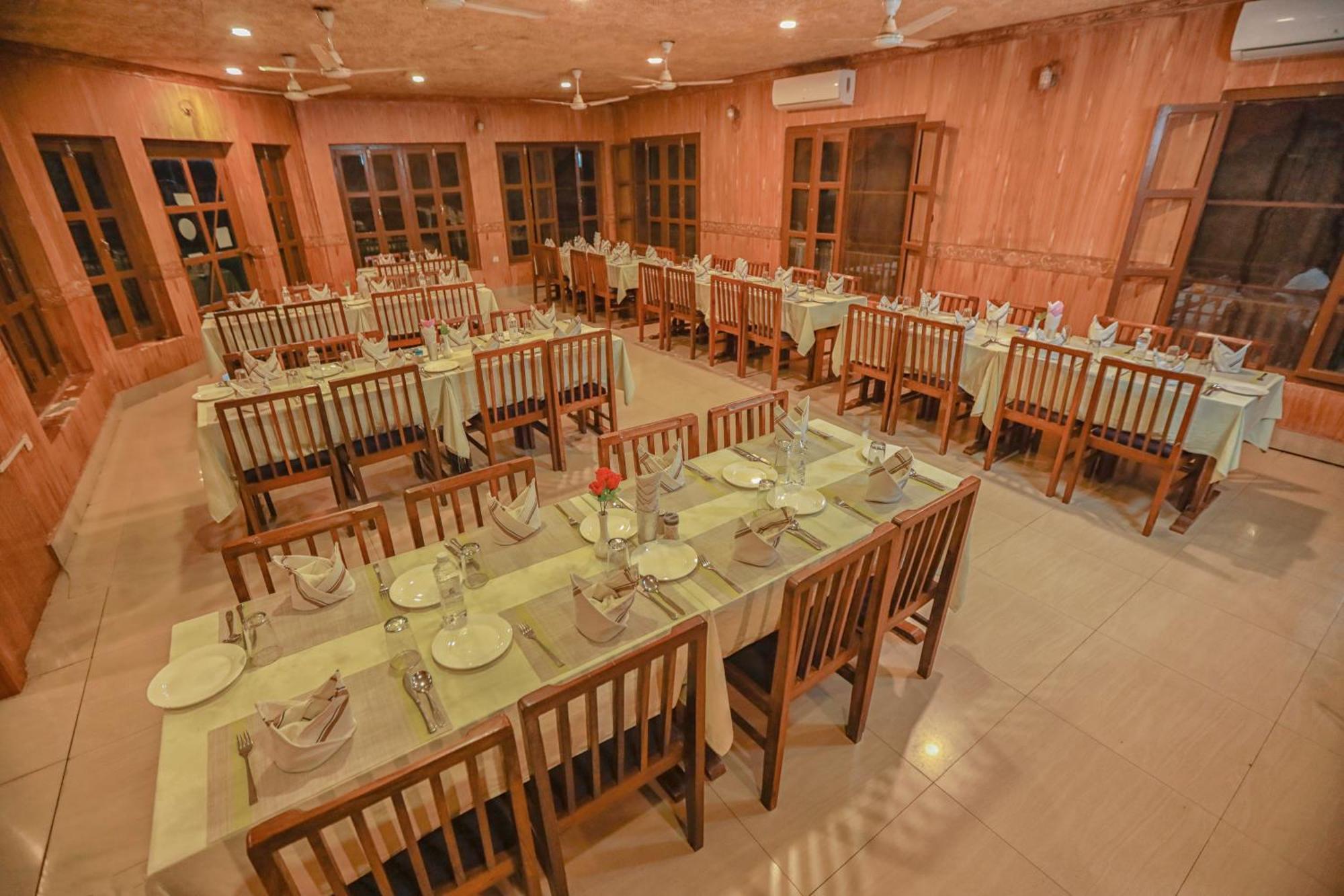 Hotel Wildlife Camp Sauraha Buitenkant foto