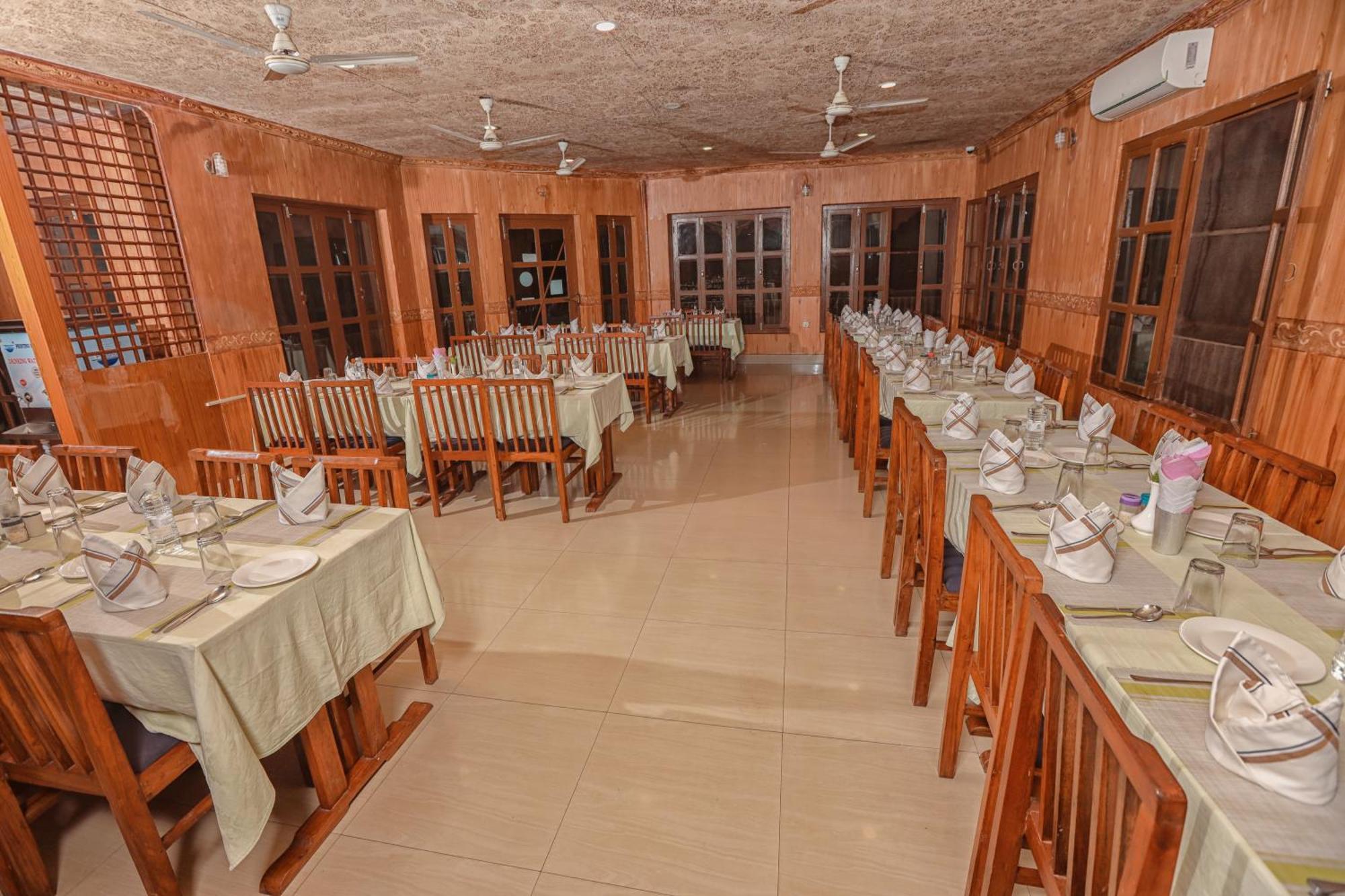 Hotel Wildlife Camp Sauraha Buitenkant foto