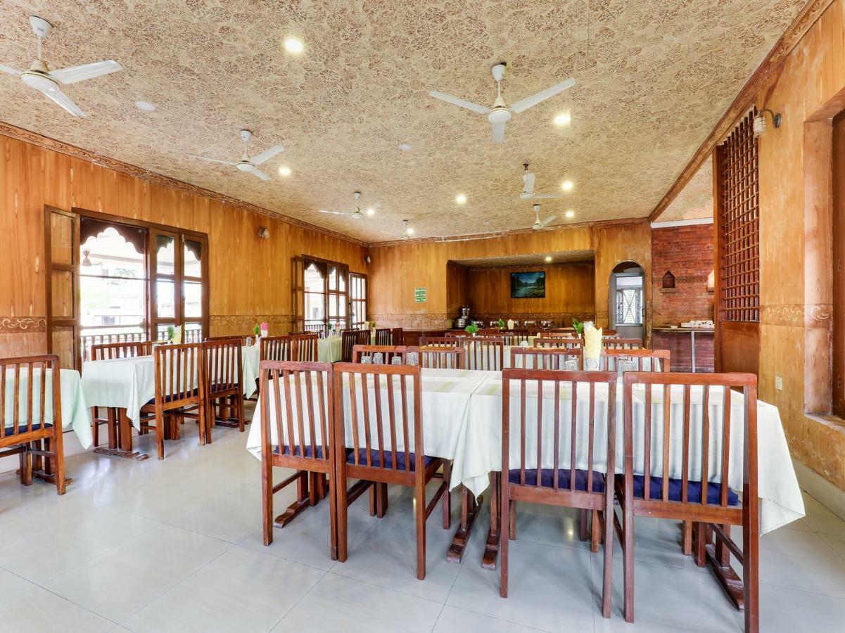 Hotel Wildlife Camp Sauraha Buitenkant foto