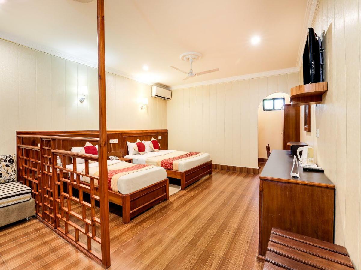 Hotel Wildlife Camp Sauraha Buitenkant foto