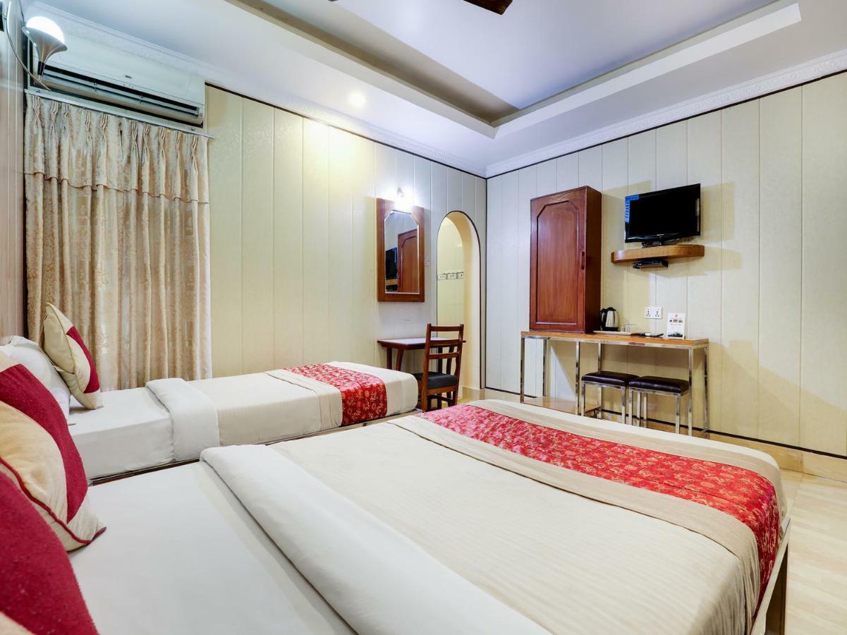Hotel Wildlife Camp Sauraha Buitenkant foto
