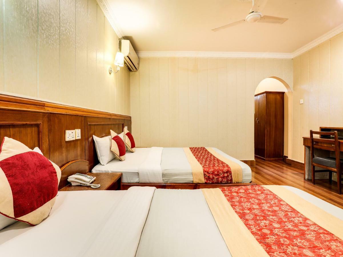 Hotel Wildlife Camp Sauraha Buitenkant foto