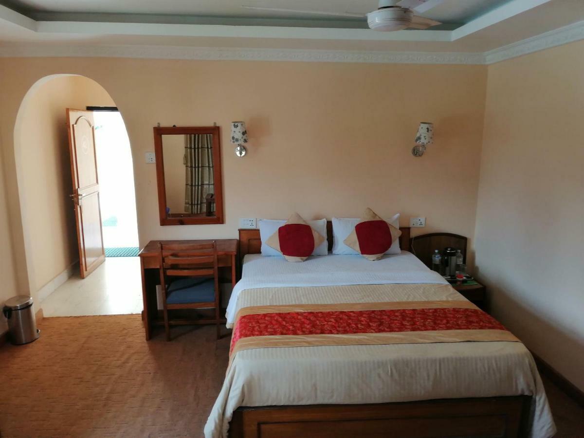 Hotel Wildlife Camp Sauraha Buitenkant foto