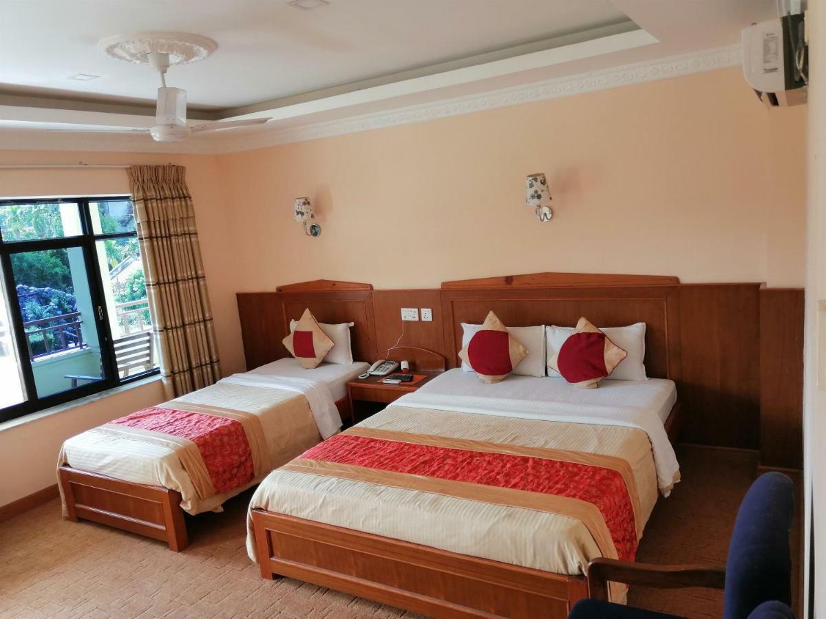 Hotel Wildlife Camp Sauraha Buitenkant foto