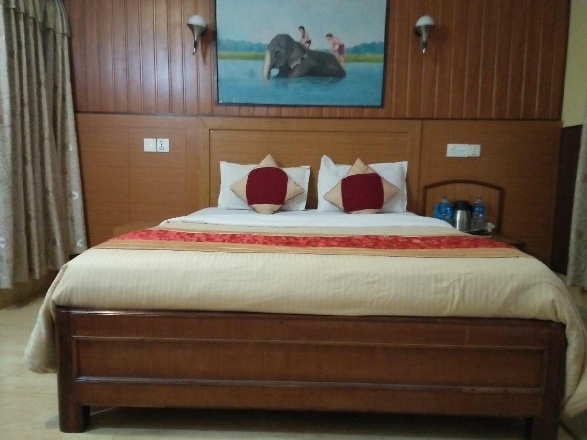 Hotel Wildlife Camp Sauraha Buitenkant foto