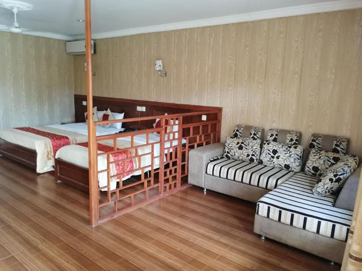 Hotel Wildlife Camp Sauraha Buitenkant foto