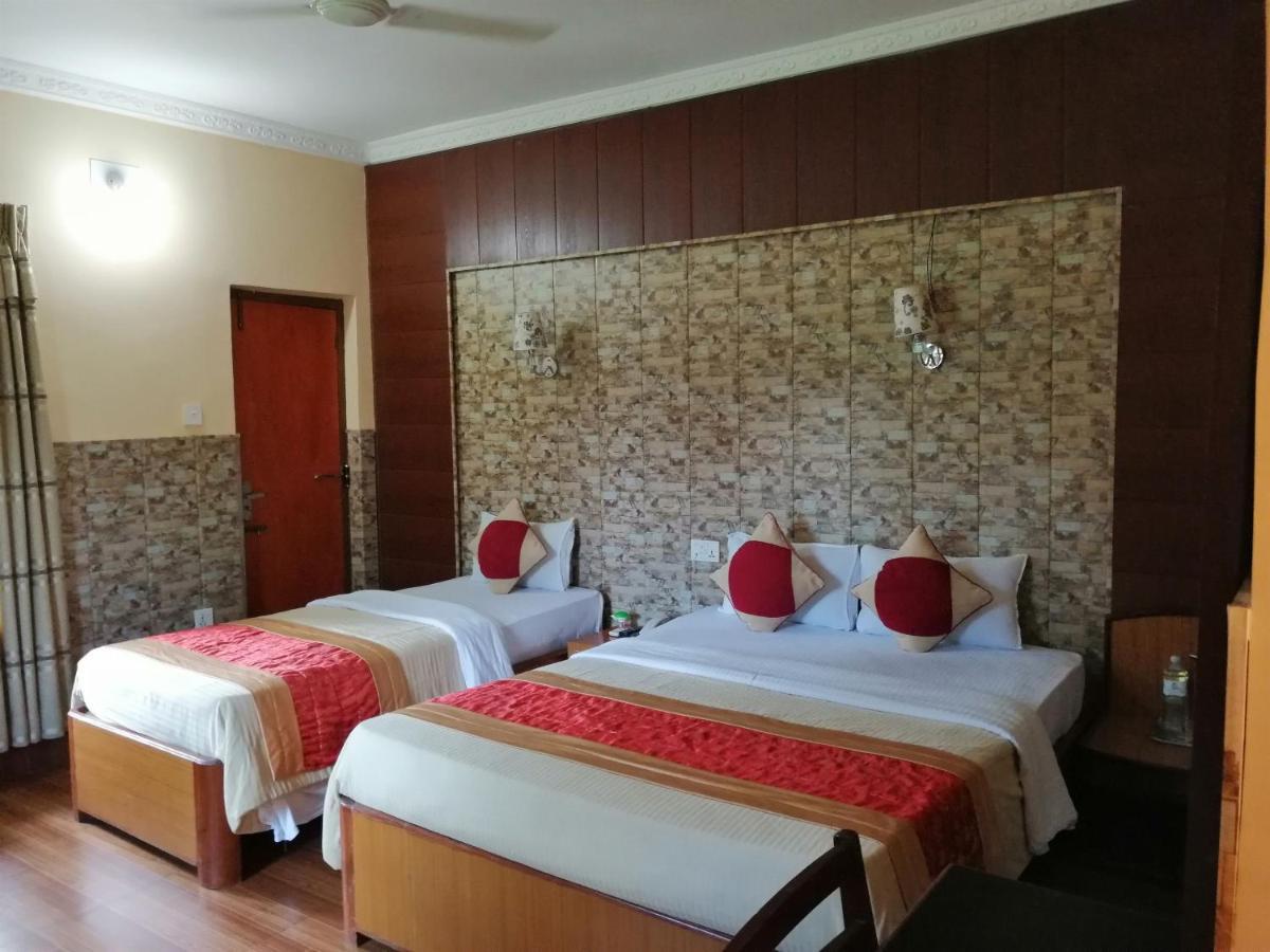 Hotel Wildlife Camp Sauraha Buitenkant foto