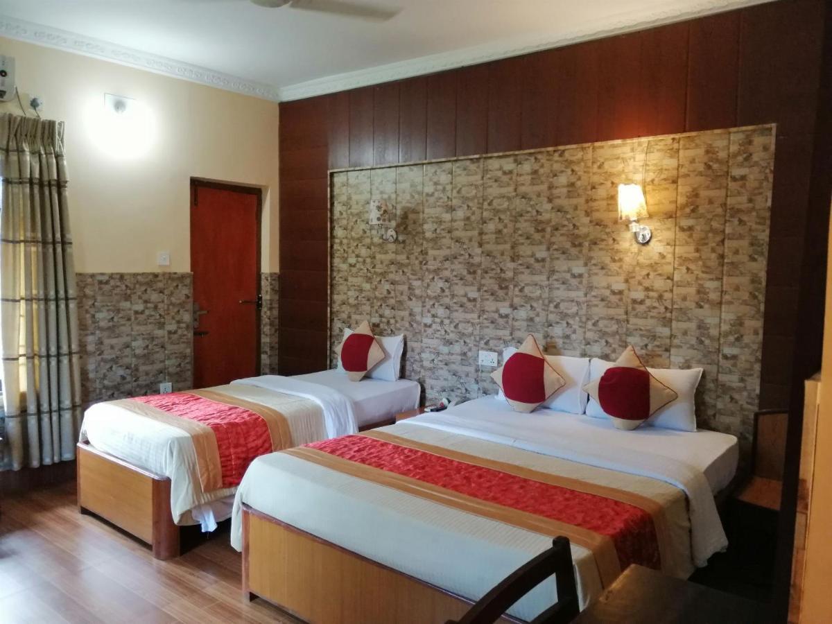 Hotel Wildlife Camp Sauraha Buitenkant foto